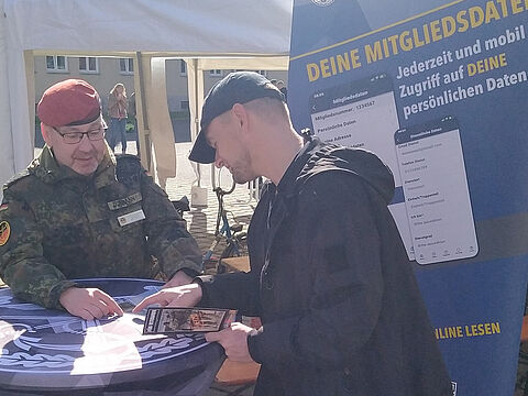 Mit Stabsfeldwebel Marc Ochmann (l.) war auch ein ehemaliger Angehöriger des WachBtl BMVg als Unterstützer am Informationsstand tätig. Er konnte dabei viele Ehemalige über die aktuelle Arbeit des DBwV informieren. Foto: Christian Weber