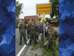 Mitglieder des Gemeinderates mit der ehemaligen und neuen Kompanieführung (v.l.n.r.): Zweiter Bürgermeister Otto Kunzmann, Hauptmann Sebastian Dreßen, Michael Schmitt, Juliane Böhm, Oberstabsfeldwebel Mark Wölk, Ines Hauck, Jutta Barthelme, Bürgermeister Herbert Fröhlich, Martin Förster, Oberstabsfeldwebel Stefan Weyer und Major Ralf Breitsprecher. Foto: DBwV