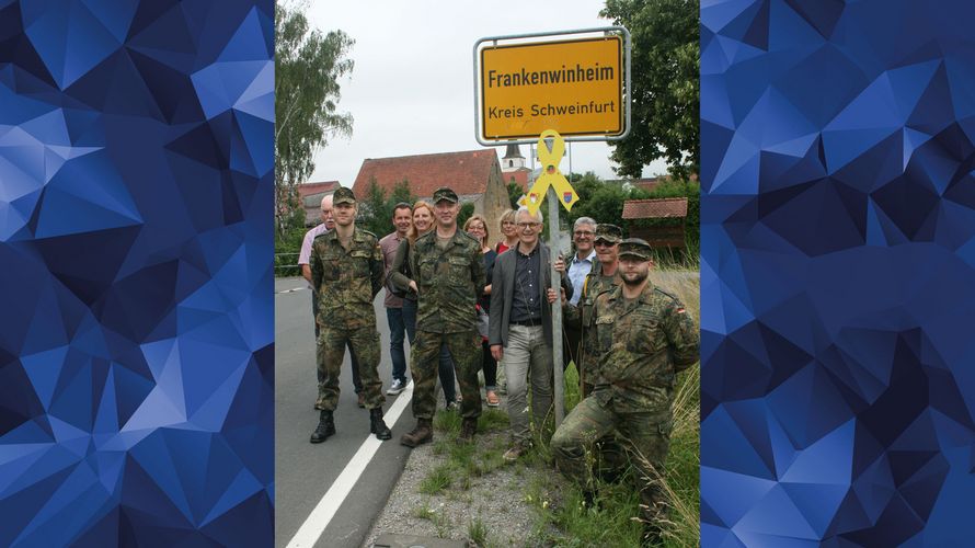 Mitglieder des Gemeinderates mit der ehemaligen und neuen Kompanieführung (v.l.n.r.): Zweiter Bürgermeister Otto Kunzmann, Hauptmann Sebastian Dreßen, Michael Schmitt, Juliane Böhm, Oberstabsfeldwebel Mark Wölk, Ines Hauck, Jutta Barthelme, Bürgermeister Herbert Fröhlich, Martin Förster, Oberstabsfeldwebel Stefan Weyer und Major Ralf Breitsprecher. Foto: DBwV