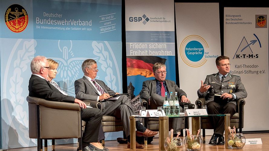 In der Diskussion, v.l.n.r.: Wolfgang Hellmich, Vorsitzender des Verteidigungsausschusses, Ulrike Merten, Präsidentin der Gesellschaft für Sicherheitspolitik e.V. und Mitglied im Beirat Innere Führung, Moderator Oberst a.D. Hans-Joachim Schaprian, Hans-Pe