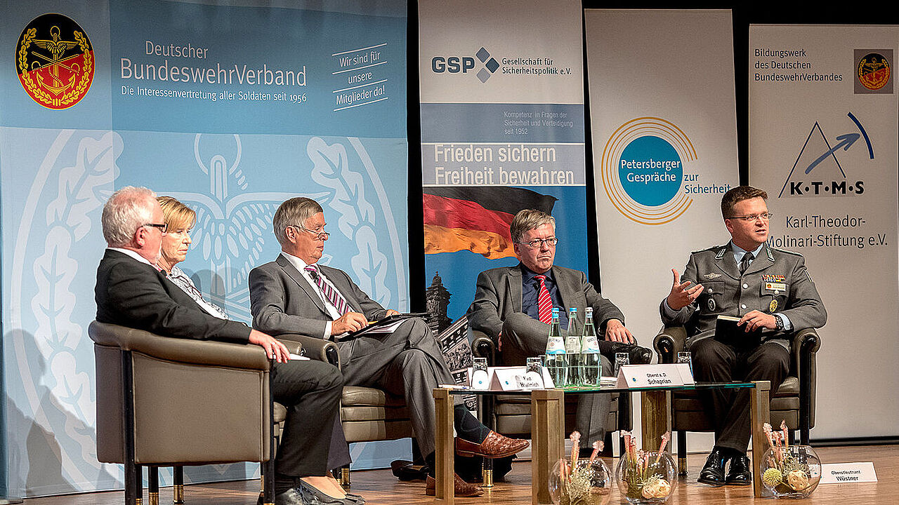 In der Diskussion, v.l.n.r.: Wolfgang Hellmich, Vorsitzender des Verteidigungsausschusses, Ulrike Merten, Präsidentin der Gesellschaft für Sicherheitspolitik e.V. und Mitglied im Beirat Innere Führung, Moderator Oberst a.D. Hans-Joachim Schaprian, Hans-Pe