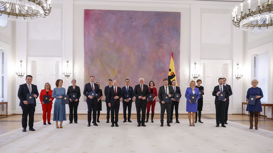 Bundespräsident Frank-Walter Steinmeier mit der frisch vereidigten neuen Regierungsmannschaft von Olaf Scholz. Foto: picture alliance/dpa | Bernd von Jutrczenka