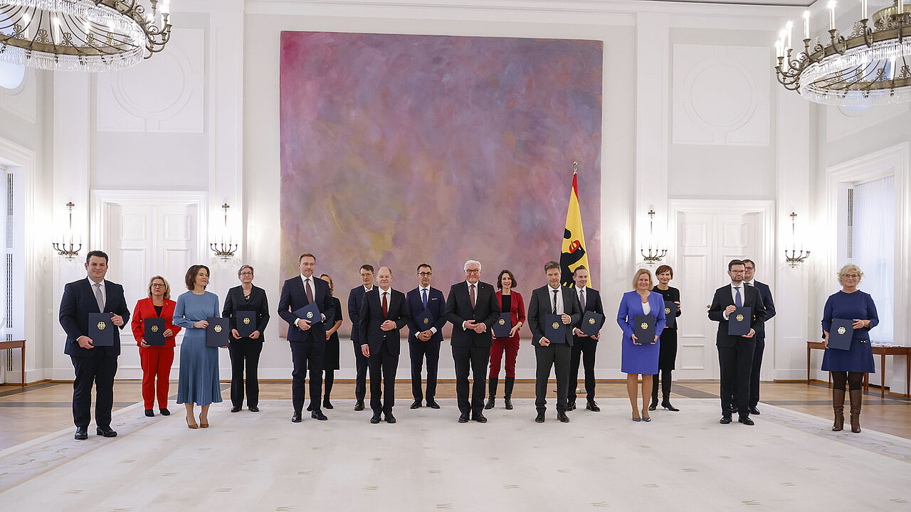 Bundespräsident Frank-Walter Steinmeier mit der frisch vereidigten neuen Regierungsmannschaft von Olaf Scholz. Foto: picture alliance/dpa | Bernd von Jutrczenka