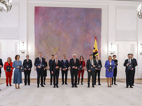 Bundespräsident Frank-Walter Steinmeier mit der frisch vereidigten neuen Regierungsmannschaft von Olaf Scholz. Foto: picture alliance/dpa | Bernd von Jutrczenka