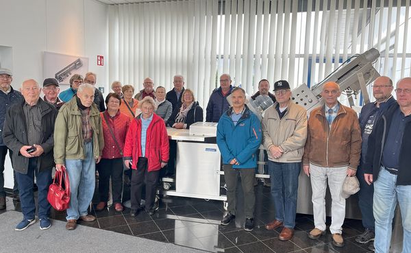 Auf dem Rundgang durch die Fertigungshallen kamen die Teilnehmer auch an der ersten in Neubrandenburg hergestellten Slicer CCS 7000 vorbei. Foto: Wolfgang Kruse