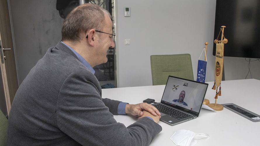 Der DBwV-Schatzmeister und EUROMIL-Vizepräsident Hauptmann a.D. Jörg Greiffendorf sprach mit Stabsfeldwebel Frank Egler über das weite Themenfeld der Sicherheit am Arbeitsplatz. Foto: DBwV/Yann Bombeke