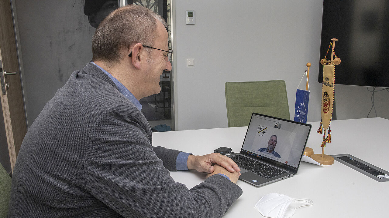 Der DBwV-Schatzmeister und EUROMIL-Vizepräsident Hauptmann a.D. Jörg Greiffendorf sprach mit Stabsfeldwebel Frank Egler über das weite Themenfeld der Sicherheit am Arbeitsplatz. Foto: DBwV/Yann Bombeke