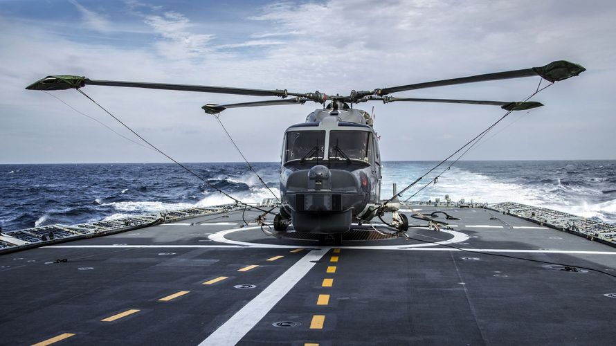 Der Bordhubschrauber Sea Lynx MK88A steht auf dem Flugdeck der Fregatte Augsburg F213. Jetzt darf er wieder uneingeschränkt fliegen Foto: Bundeswehr
