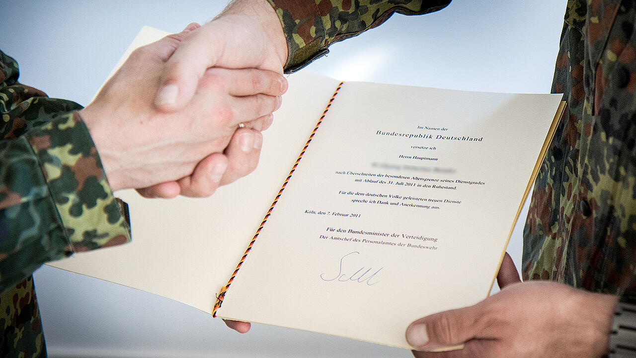 Nach der Versetzung in den Ruhestand wollen viele ehemalige Soldatinnen und Soldaten weiterarbeiten -die aktuell geltenden Hinzuverdienstgrenzen machen dies jedoch unattraktiv. Foto: DBwV