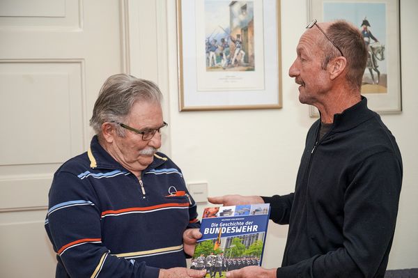 Vorsitzender Bernd Uiffinger (l) dankt seinem Vorgänger Gerhard Goos. Foto: DBwV/Ingo Kaminisky