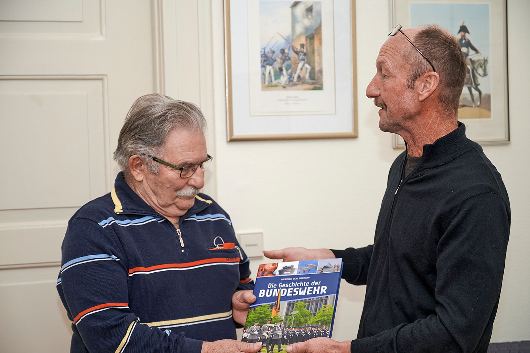 Vorsitzender Bernd Uiffinger (l) dankt seinem Vorgänger Gerhard Goos. Foto: DBwV/Ingo Kaminisky