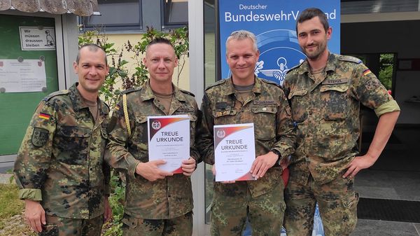 StoKa-Vorsitzender Major Thomas Zimmermann (v.l.) mit den für 25-jährige Mitgliedschaft im DBwV Geehrten Oberstabsfeldwebel Häußer und Kommandeur Oberstleutnant Dr. Tobias Gößlbauer sowie  TruKa-Vorsitzenden Hauptmann Tobias Sterzl. Foto: Thomas Zimmermann