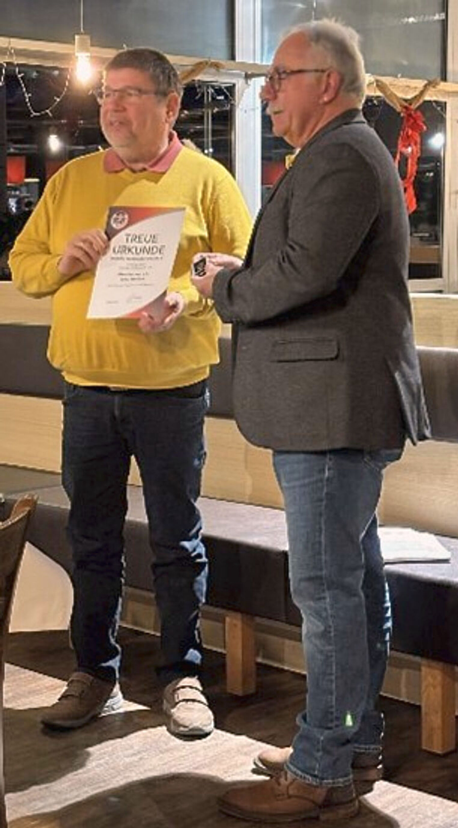 Vorsitzender Jürgen Zechner dankte Oberstleutnant a.D. Elmar Schiffers für seine 25-jährige Treue zum DBwV. Foto: Annette Bopp