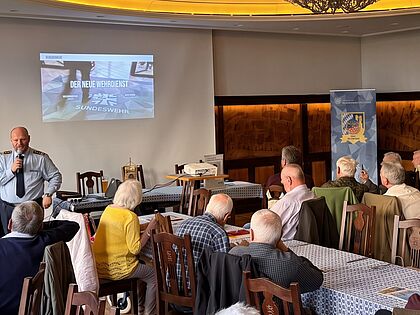 Oberst Sven Callsen informierte die Mitglieder der KERH München über die Herausforderungen des neuen Wehrdienstes und die Gewinnung von Personal für die Bundeswehr. Foto: Günther Schmitt
