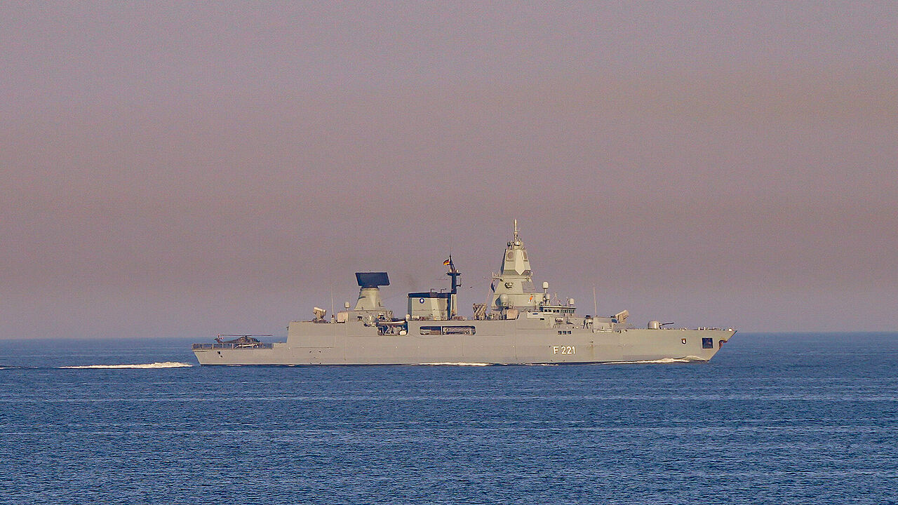 Die Fregatte „Hessen“ im vergangenen Jahr bei der Übung „Northern Coasts 2023“. Jetzt soll sich das Kriegsschiff an einem EU-Einsatz im Roten Meer beteiligen und dort zur Sicherheit der Seewege beitragen. Archivfoto: Leon Rodewald