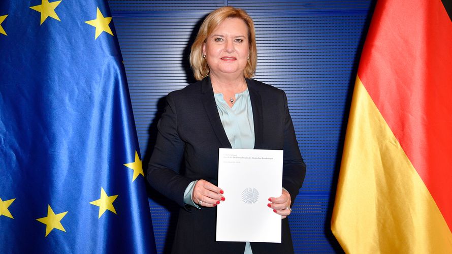 Eva Högl bei der Übergabe des Jahresberichts 2020 der Wehrbeauftragten an Bundestagspräsident Schäuble im Reichstagsgebäude. Foto: picture alliance / Geisler-Fotopress