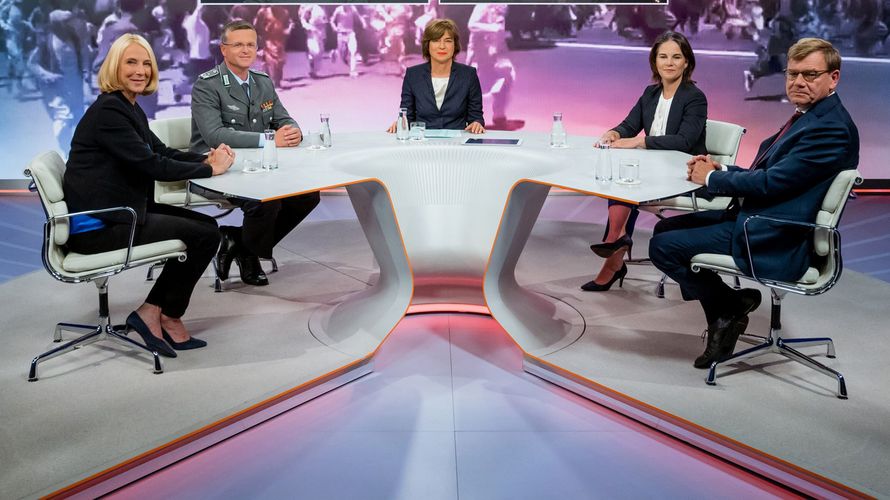 Bei "maybrit illner spezial" zu Gast: ZDF-Korrespondentin Katrin Eigendorf, DBwV-Bundesvorsitzender Oberstleutnant André Wüstner, Gastgeberin Maybrit Illner, Grünen-Parteivorsitzende Annalena Baerbock und CDU-Verteidigungspolitiker Johann Wadephul. Zugeschaltet waren zudem die US-Journalistin Souad Mekhennet und Patoni Izaaqzai-Teichmann, Vorsitzende der Afghan German Association. Foto: ZDF/Svea Pietschmann