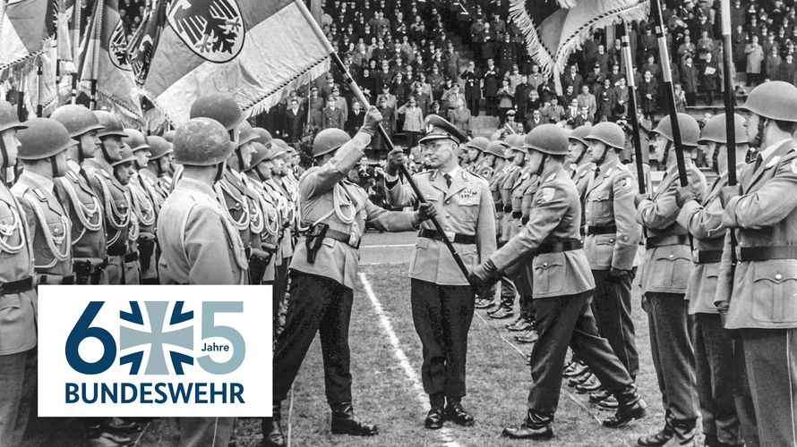 Der Inspekteur des Heeres, Generalleutnant Ulrich de Maizière (M.), bei der Übergabe der einzelnen Fahnen am 24. April 1965 in Münster. Foto: picture-alliance/dpa