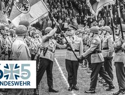 Der Inspekteur des Heeres, Generalleutnant Ulrich de Maizière (M.), bei der Übergabe der einzelnen Fahnen am 24. April 1965 in Münster. Foto: picture-alliance/dpa