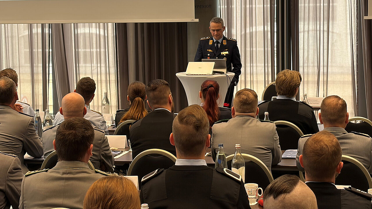 Vertrauenspersonen aus dem Osten Deutschlands diskutierten in Leipzig über ihre Rolle in der Zeitenwende und stärkten gemeinsam die Mitbestimmung in der Bundeswehr. Foto: Michael Dittrich
