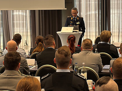 Vertrauenspersonen aus dem Osten Deutschlands diskutierten in Leipzig über ihre Rolle in der Zeitenwende und stärkten gemeinsam die Mitbestimmung in der Bundeswehr. Foto: Michael Dittrich
