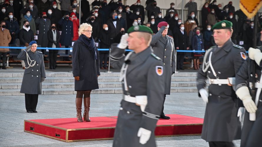 Christine Lambrecht wurde mit militärischen Ehren im Bendlerblock empfangen. Foto: BMVg/Twitter