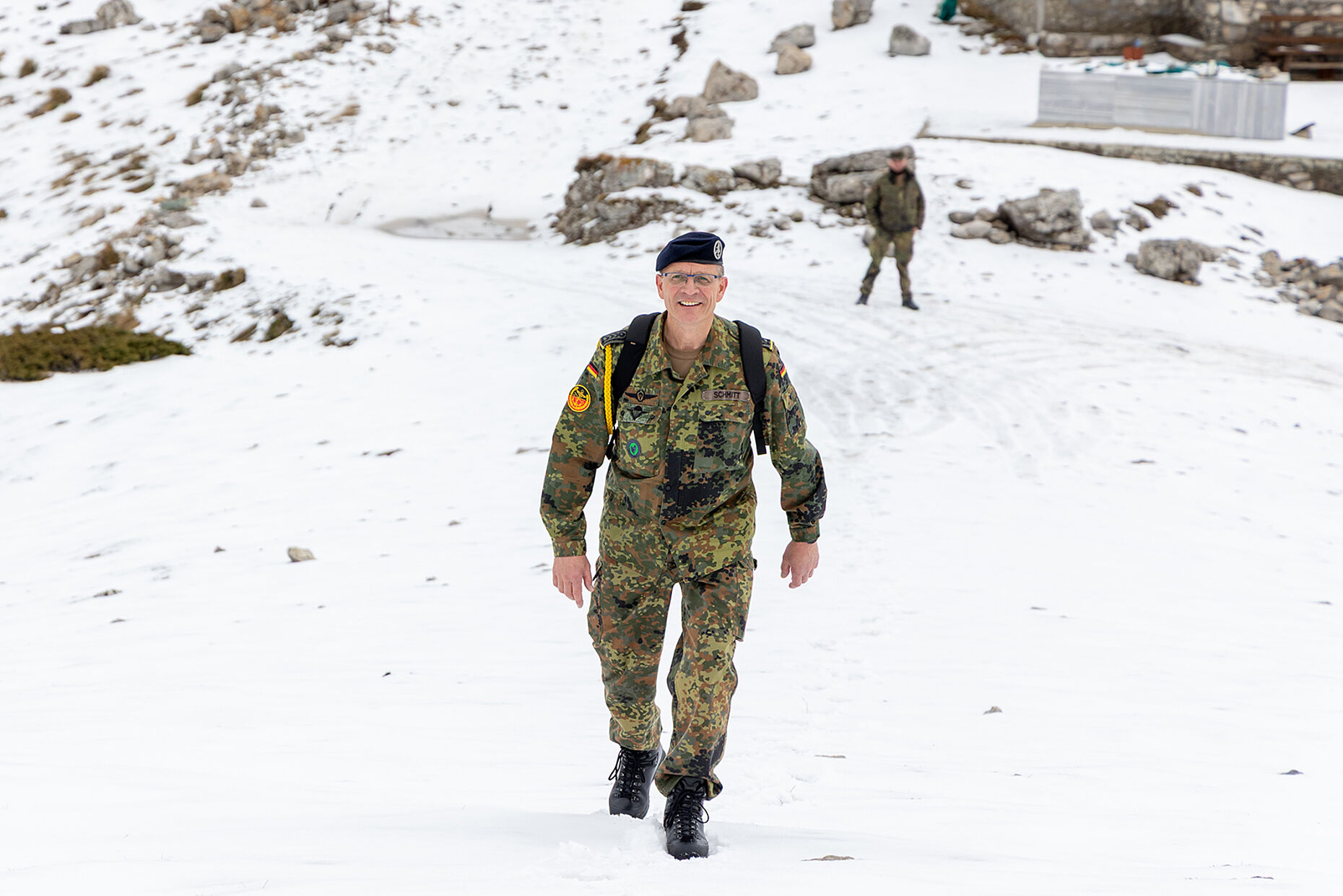 Frank Schmitt, Beauftragter Einsätze und Missionen im Landesverband West, bei einem Truppenbesuch im Kosovo im vergangenen Jahr. Archivfoto: DBwV/Bombeke
