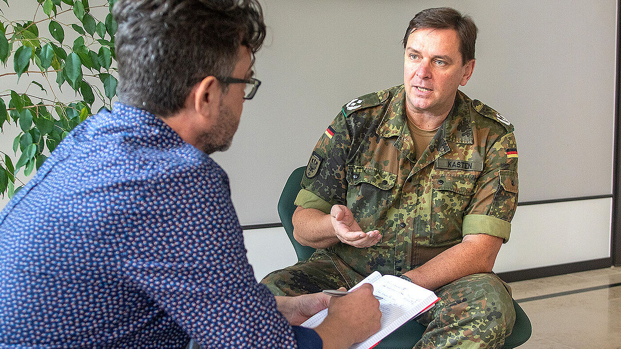 Im Gespräch: Oberstleutnant Martin Kasten erläutert im Interview mit dem DBwV, wie wichtig Ehrenamtliche für die Familienbetreuungszentren sind. Foto: DBwV/yb