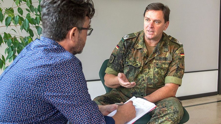 Im Gespräch: Oberstleutnant Martin Kasten erläutert im Interview mit dem DBwV, wie wichtig Ehrenamtliche für die Familienbetreuungszentren sind. Foto: DBwV/yb