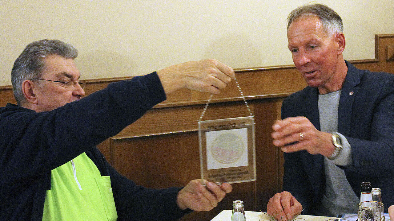 OTL a.D. J. Heublein (l) überreicht eine Erinnerung an den Besuch an MdB Lehmann. Foto: DBwV/Schiriot