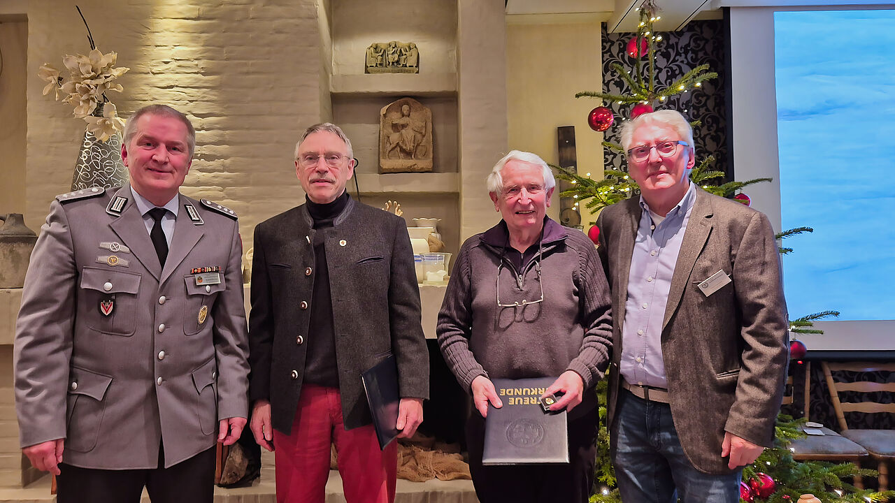 Mitgliederehrungen gab es beim Antrittsbesuch des stellvertretenden Landesvorsitzenden West, Hauptmann a.D. André Häusler (von links), bei der KERH Trier und Umgebung. Hauptmann a.D. André Häusler, die Jubilare Oberstleutnant a.D. Heinz Schlöder und Hauptmann a.D. Erhard Fiergolla, Oberstabsfeldwebel a.D. Hans Frommer. Foto: KERH Trier