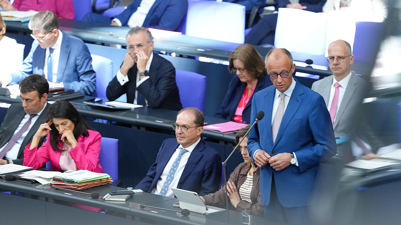 Bei der Regierungsbefragung Im Bundestag äußerte sich Bundeskanzler Friedrich Merz zu den geplanten Renten-Reformen, aber auch zu den aktuellen sicherheitspolitischen Herausforderungen. Foto: picture alliance/Flashpic/Jens Krick