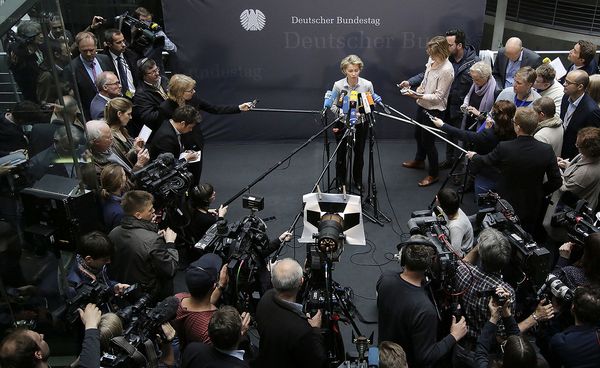 In Erklärungsnot: Ministerin Ursula von der Leyen stand dem Verteidigungsausschuss des Bundestages Rede und Antwort (Foto: dpa) 