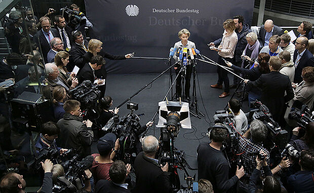 Sollten die Pläne der angestrebten "GroKo" umgesetzt werden, wird Verteidigungsministerin Ursula von der Leyen viel zu erklären haben Foto: dpa