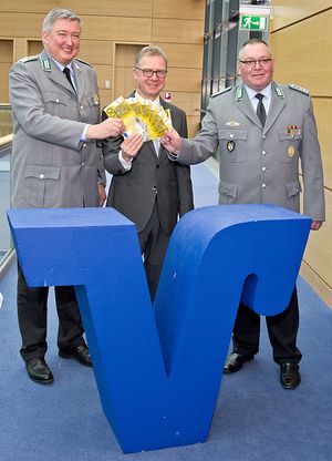 Spendenübergabe bei der Volksbank Rhein-Sieg: Thomas Behr, Jürgen Pütz und Uwe Köpsel (v.l.).