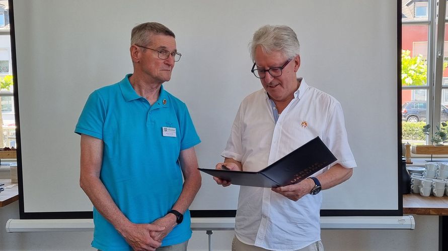 Die Ehemaligen in Trier dankten Hauptmann a.D. Sinzinger (l.) nicht nur für langjährige DBwV-Mitgliedschaft, sondern auch für sein Engagement als Mandatsträger. Foto: KERH Trier