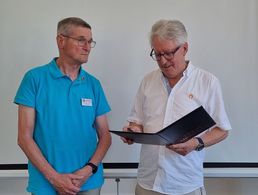 Die Ehemaligen in Trier dankten Hauptmann a.D. Sinzinger (l.) nicht nur für langjährige DBwV-Mitgliedschaft, sondern auch für sein Engagement als Mandatsträger. Foto: KERH Trier
