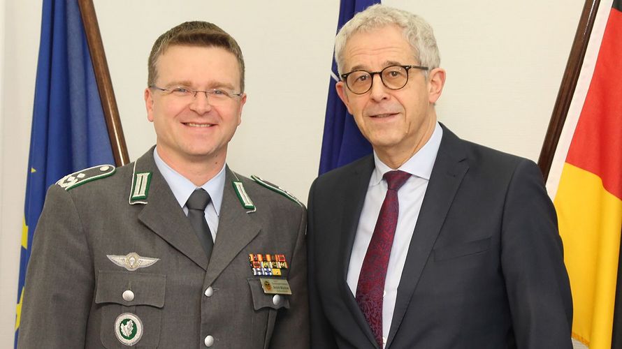 Regelmäßig im Dialog: Oberstleutnant André Wüstner und Staatssekretär Gerd Hoofe. Foto: DBwV/Kruse