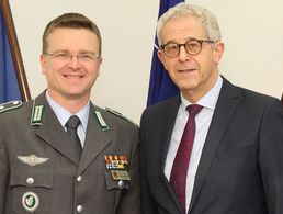 Regelmäßig im Dialog: Oberstleutnant André Wüstner und Staatssekretär Gerd Hoofe. Foto: DBwV/Kruse