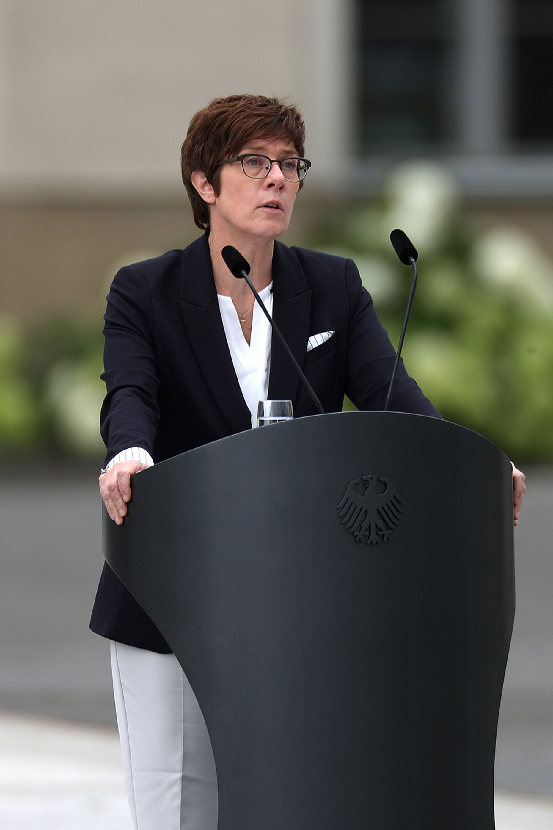 Verteidigungsministerin Annegret Kramp-Karrenbauer erwartet von den Rekruten Charakterstärke, Kenntnisse der Geschichte und politische Bildung. Foto: Bundeswehr/Sebastian Wilke