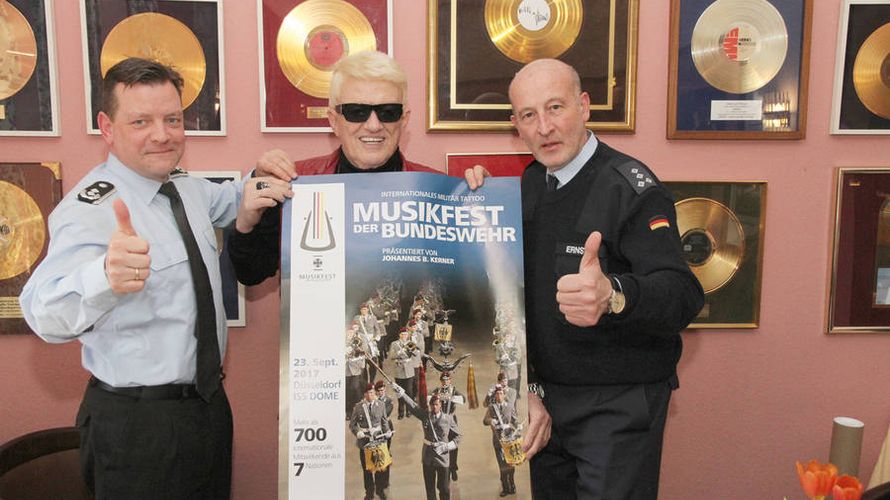 Obestleutnant Christoph Scheibling (Musikkorps der Bundeswehr), Stargast Heino und Producer Stabshauptmann Thomas Ernst (v.l.) Foto: Bundeswehr/Albrecht