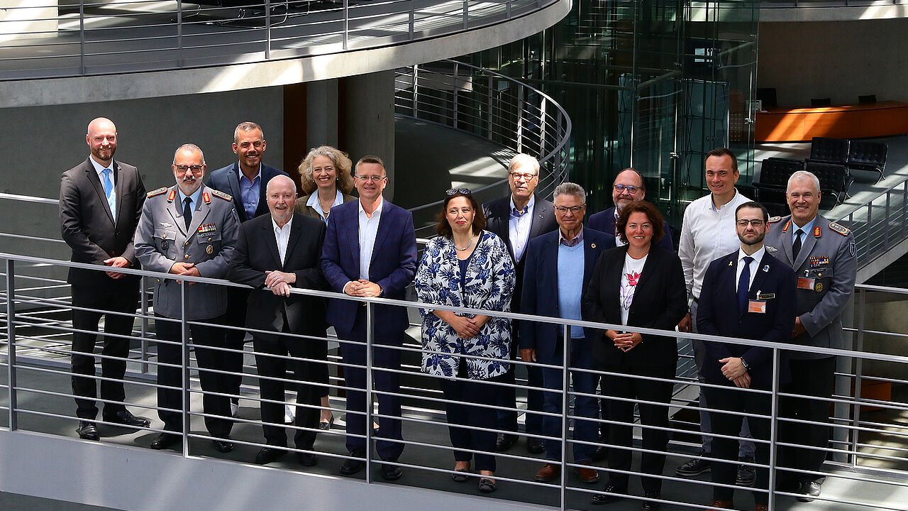 Generaloberstabsarzt Dr. Ulrich Baumgärtner (zweiter von links) wird neuer Vorsitzender der Deutschen Härtefallstiftung. Philip Kraft (links) und Tanja Menz (siebte von links) übernehmen das Amt der Stellvertreter. Foto: Deutsche Härtefallstiftung 