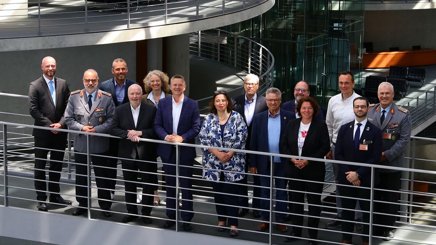 Generaloberstabsarzt Dr. Ulrich Baumgärtner (zweiter von links) wird neuer Vorsitzender der Deutschen Härtefallstiftung. Philip Kraft (links) und Tanja Menz (siebte von links) übernehmen das Amt der Stellvertreter. Foto: Deutsche Härtefallstiftung 