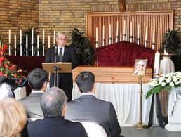 Abschied: Ehrenvorsitzender Ulrich Kirsch spricht auf der Beerdigung von Heinz Volland. Foto: Carsten Pfenning