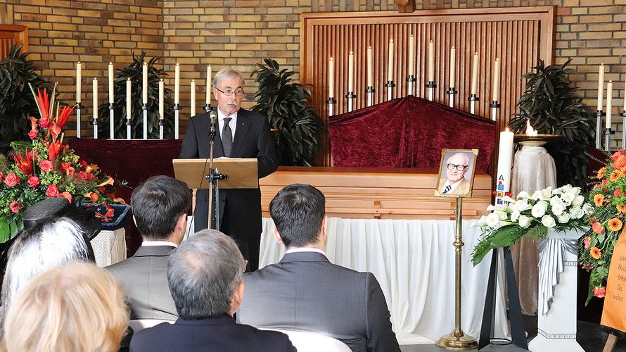 Abschied: Ehrenvorsitzender Ulrich Kirsch spricht auf der Beerdigung von Heinz Volland. Foto: Carsten Pfenning