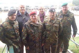 Kommandeur des Ausbildungszentrums MUNSTER, Brigadegeneral Norbert Wagner (l.), Oberstleutnant Thomas Behr (r.) mit General Volker Wieker (3. v.l.) und den Staatssekretären Markus Grubel (2. v.l.) und Gerd Hoofe (3. v.r.)