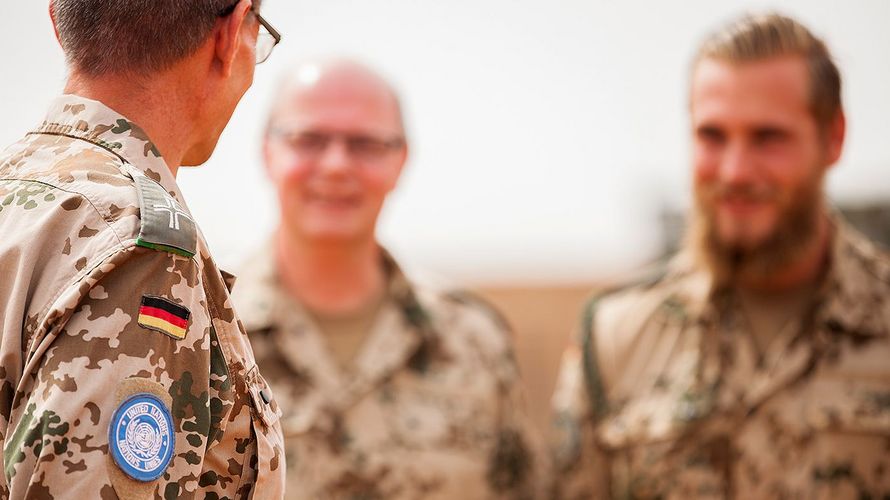 Die Katholische Militärseelsorge im Einsatz: ein Militärpfarrer (l.) in Gao in Mali. Foto: Christina Lux