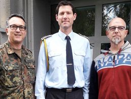 Bezirksvorsitzender Oberstleutnant Michael Schwab (v. l.) dankte Stabsfeldwebel Markus Römer und dem Standortbeauftragten Udo Zenz für die gute Zusammenarbeit in Koblenz. Foto: G. Arleth