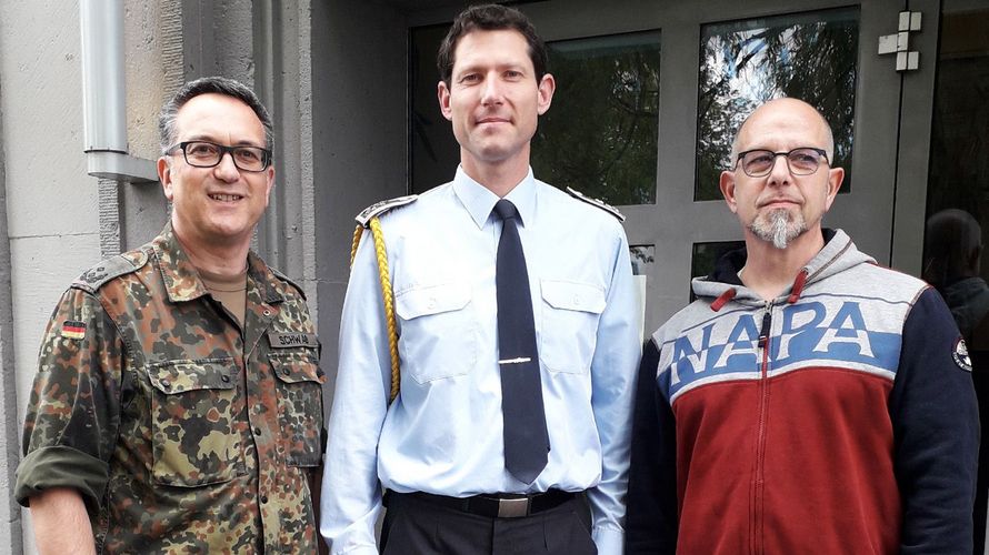 Bezirksvorsitzender Oberstleutnant Michael Schwab (v. l.) dankte Stabsfeldwebel Markus Römer und dem Standortbeauftragten Udo Zenz für die gute Zusammenarbeit in Koblenz. Foto: G. Arleth