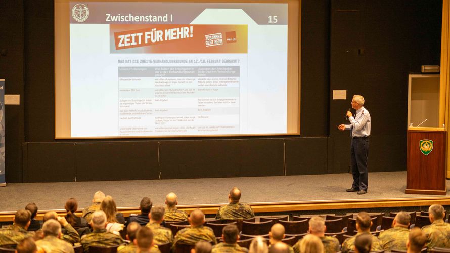 Informatives durch den Vorsitzenden des DBwV Fachbereichs  Besoldung, Haushalt und Laufbahnrecht, Oberstleutnant i.G. Dr. Buch, gab es für die bei SHAPE verwendeten Soldaten und Soldatinnen. Foto: HptFw Dennis Sattler